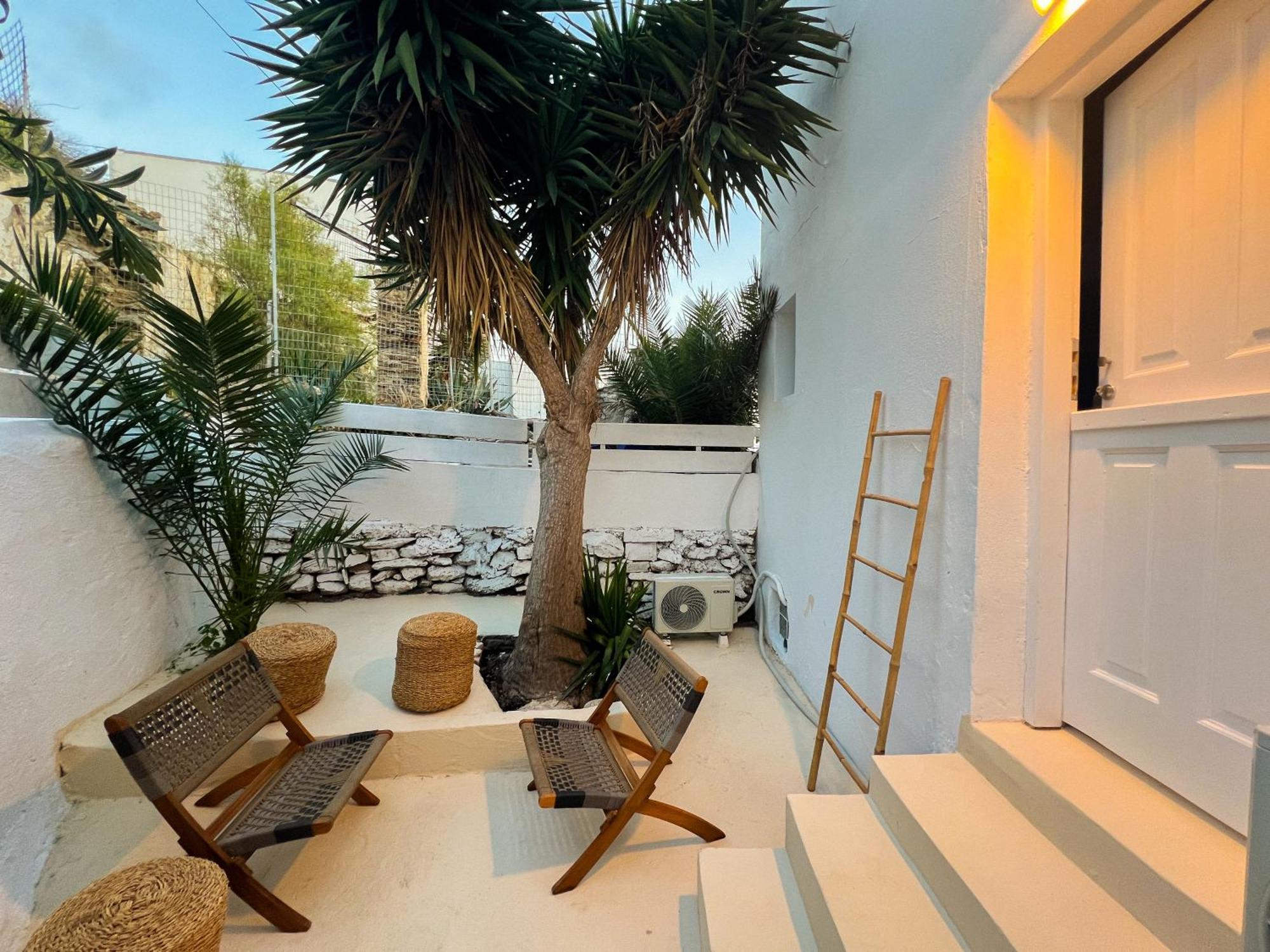 Kamara & Mykonos Town